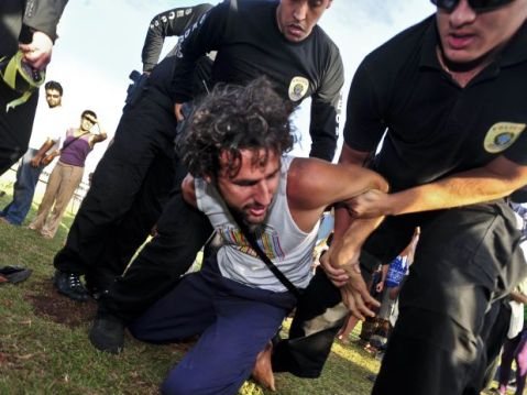 O permacultor e sociólogo carioca Teo Cordeiro é detido por participar de plantio da aroeira (foto: Marcelo Casal Jr- Abr)